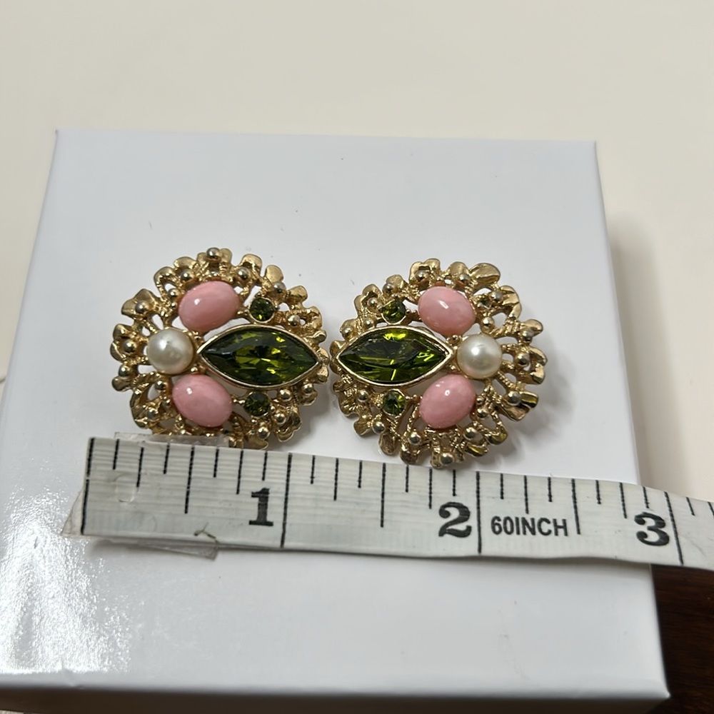 Sarah Coventry pink faux pearl green clip gold tone textured vintage earrings - Picture 4 of 4